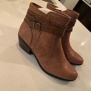 Yu Women’s boots size 7.5 medium
